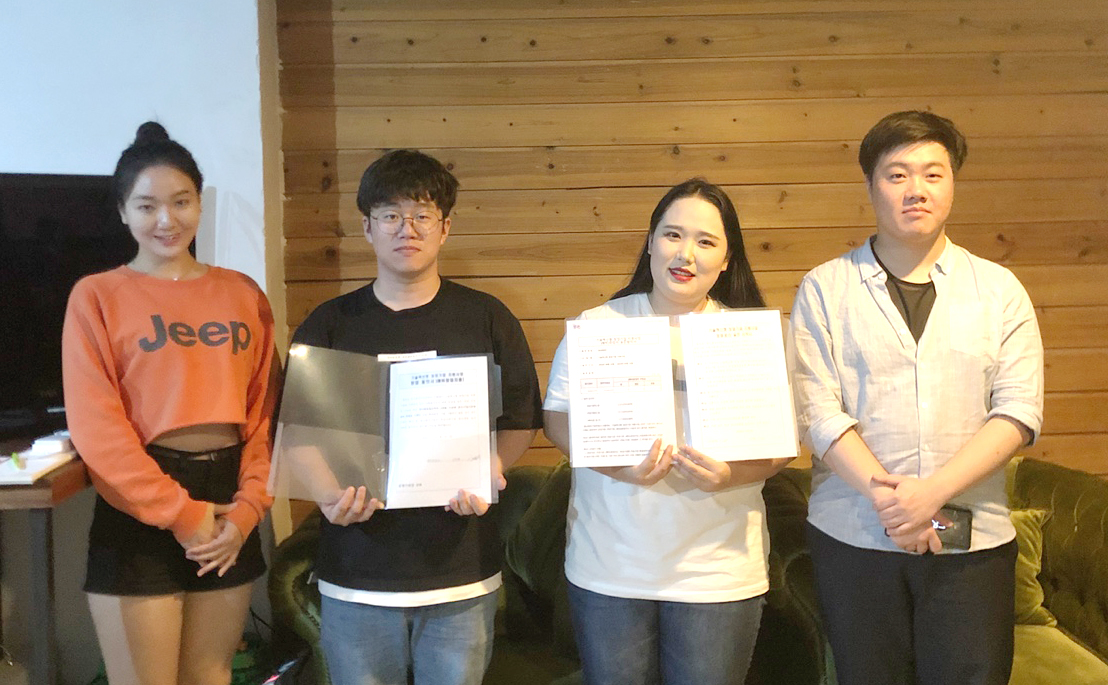  이세림, 김택현, 신지혜, 박종석 학생 사업증명서를 들고 있다..jpg